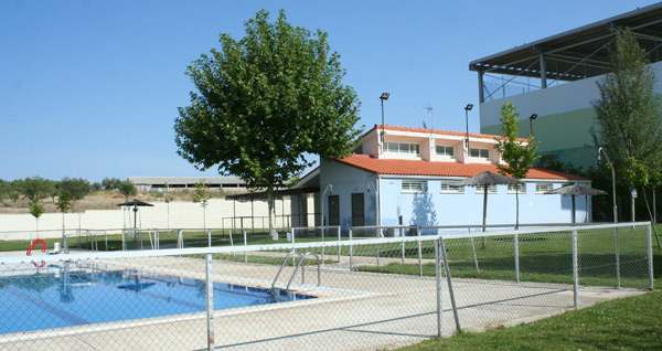 El PP de Villanueva de la Torre denuncia que la piscina municipal funciona sin tener un contrato en regla