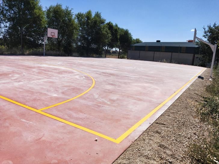 La Diputación de Guadalajara renueva la pista deportiva de San Andrés del Rey, con una inversión de 31.000 euros