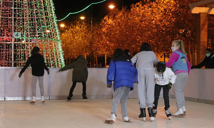 Ya está abierta la Pista de Hielo de la Plaza del Pueblo de Cabanillas
