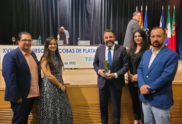El alcalde recibe el premio nacional Escoba de Plata por las excelentes políticas de limpieza y cuidado de zonas verdes de Azuqueca