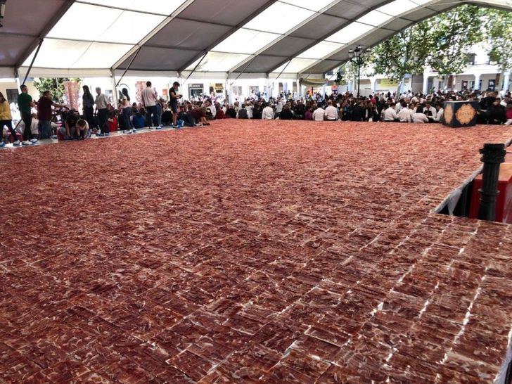 El plato de jamón más grande del mundo se ha cortado este domingo en Torrijos de la mano de Embutidos España