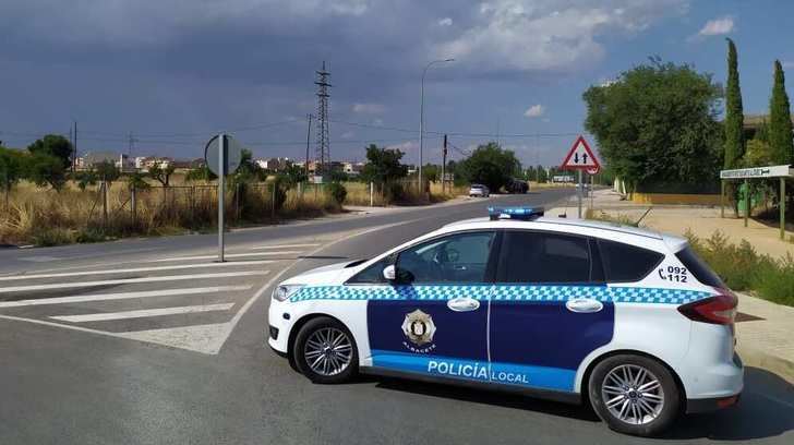 Detenido un menor en Albacete que iba conduciendo sin permiso y que huyó causando daños en un semáforo, un árbol y una fachada