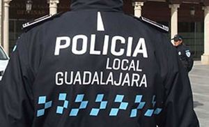 Denunciado un vecino que circulaba ebrio en un patinete y con un pasajero por las calles de Guadalajara