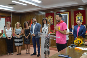 Tomás París y la charanga 'El conejo de la Loles' reciben el galardón de Populares del Año de Azuqueca