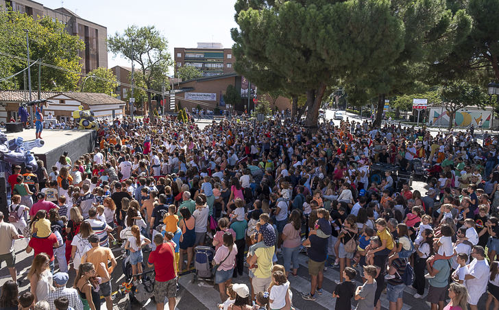 Más de 2.500 personas disfrutan del pregón infantil en la plaza de La Constitución de Azuqueca
