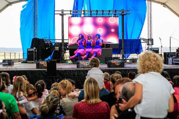 Lleno en la carpa del Recinto Ferial para ver el pregón infantil de Azuqueca