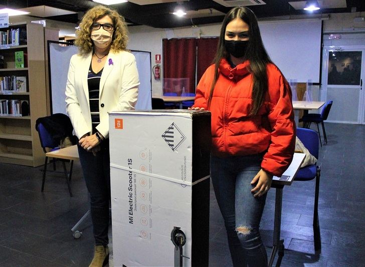 Los jóvenes ganadores y participantes del I Concurso de Fotografía Miradas que ven de Yebes reciben sus premios