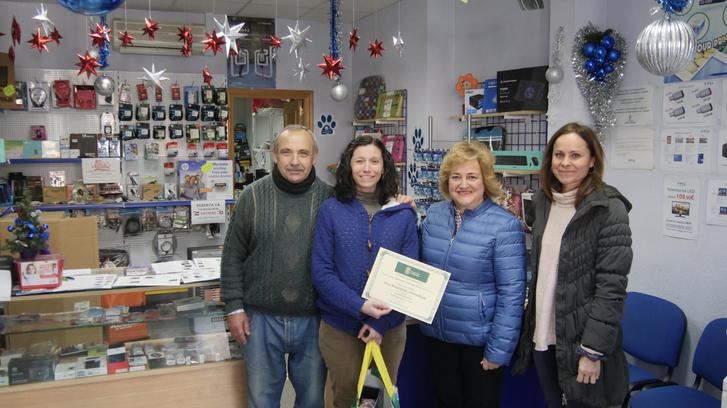 Intro Soluciones Informáticas y Peluquería Woman`s, ganadores del Concurso de Escaparates Navideños de Alovera