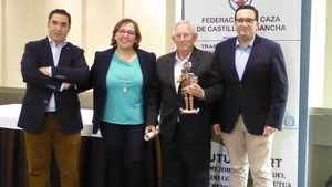 La Federaci&#243;n de Caza de CLM premia a Manuel Aranda Castro con el &#8216;Quijote Cazador&#8217; 