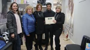 Intro Soluciones Informáticas y Peluquería Woman`s, ganadores del Concurso de Escaparates Navideños de Alovera