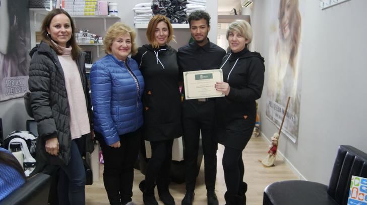 Intro Soluciones Informáticas y Peluquería Woman`s, ganadores del Concurso de Escaparates Navideños de Alovera