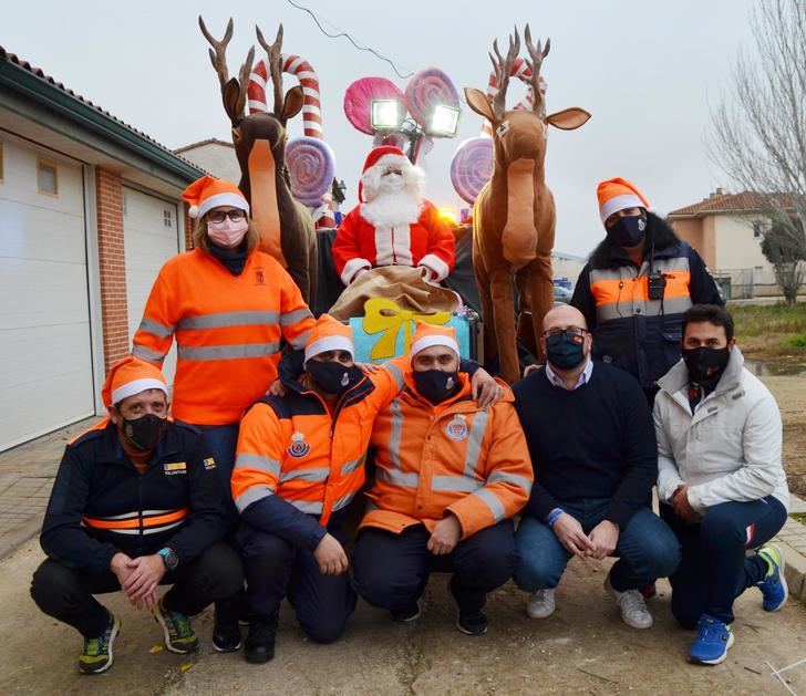 Protección Civil de Yunquera de Henares ayuda a Papá Noel a repartir regalos por las calles del pueblo