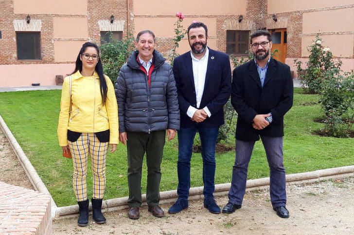 Desde la izquierda, la primera teniente de alcalde, el representante de Proyecto Hombre, el alcalde de Azuqueca y el concejal de Derechos y Libertades. Fotografía: Ayuntamiento de Azuqueca