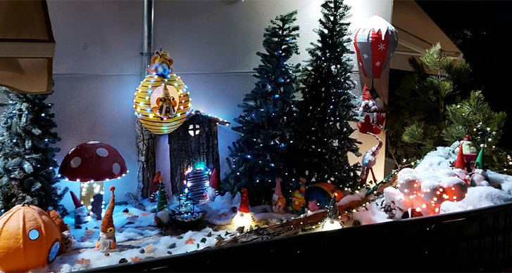 Un pueblecito de gnomos de Navidad junto al puente sobre el Tajo, vencedor del VII Concurso de Fachadas Navideñas 