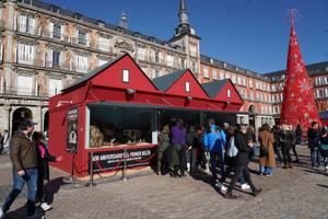 El tradicional Mercado de Navidad abre sus puertas un año más en la Plaza Mayor de Madrid con un centenar de puestos