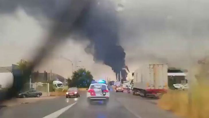 Un rayo incendia un depósito de Repsol en Puertollano