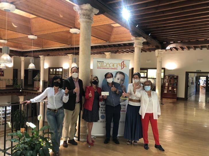 El mercadillo de libros solidarios de la Asociación de Amigos de la Biblioteca recauda 3.071 en beneficio de NIPACE