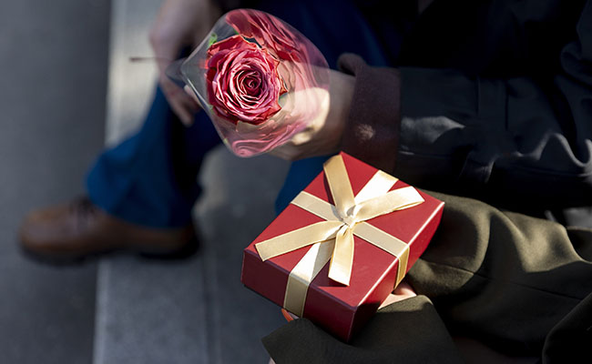 Los españoles, con pareja, gastarán una media de 105 euros en regalos en San Valentín