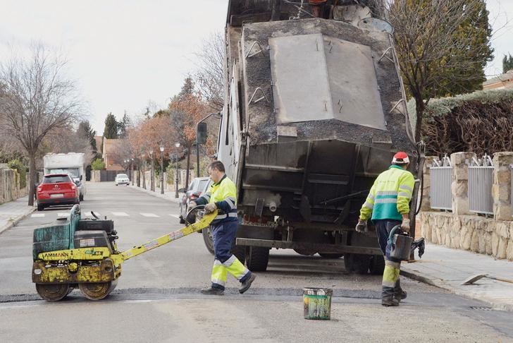 Avanzan los trabajos de reparación de parches en calzadas de Azuqueca