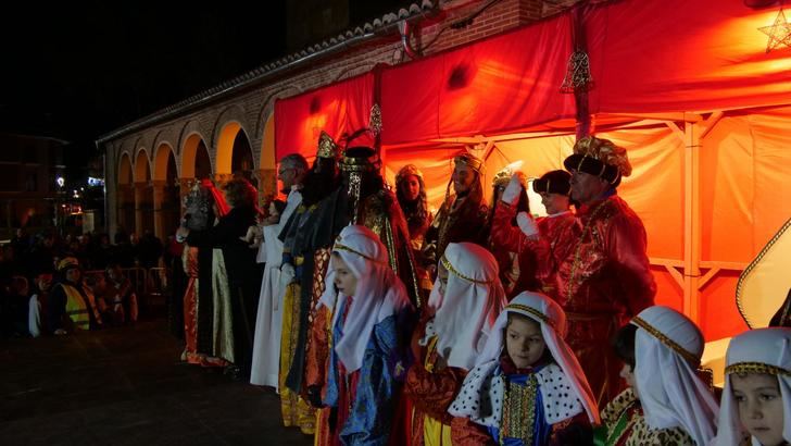 Alovera recibió por todo lo alto a sus Majestades los Reyes Magos de Oriente