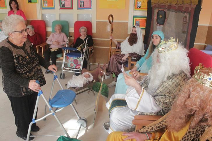 Los Reyes Magos adelantan su llegada para visitar a los ancianos del Servicio de Estancias Diurnas de Cabanillas