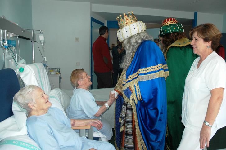 Los Reyes Magos no se olvidan de visitar a los enfermos del Hospital de Guadalajara