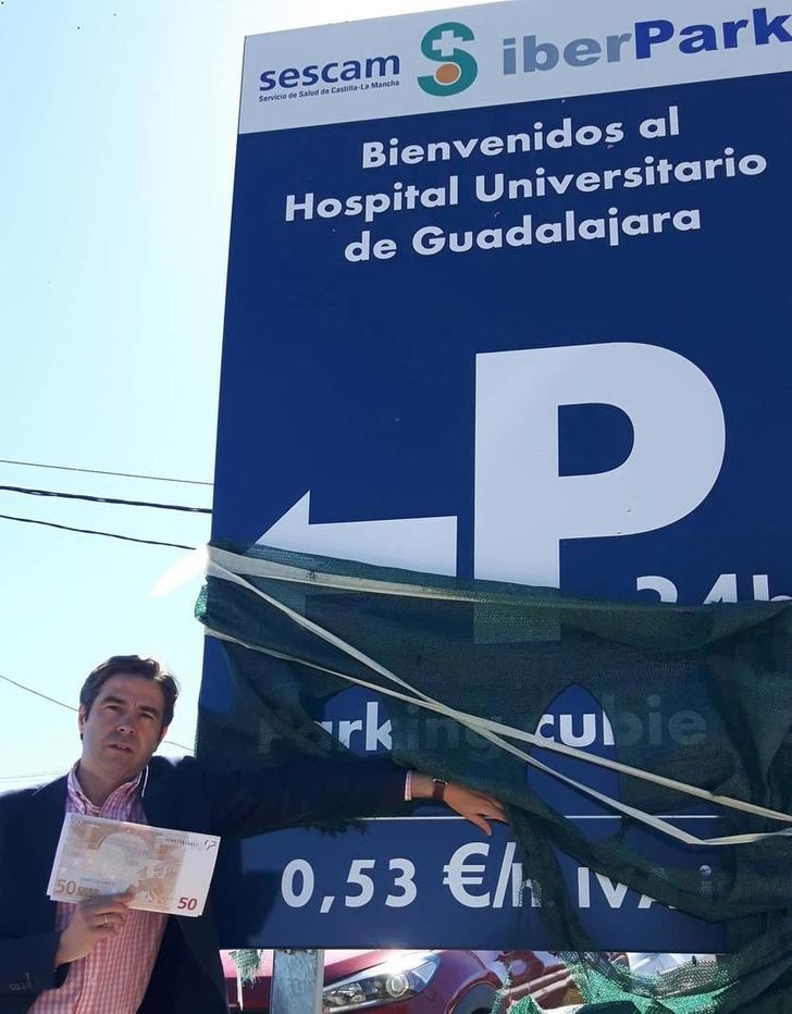 Page castiga a Guadalajara abriendo el parking hospitalario más caro de la historia de Castilla-La Mancha