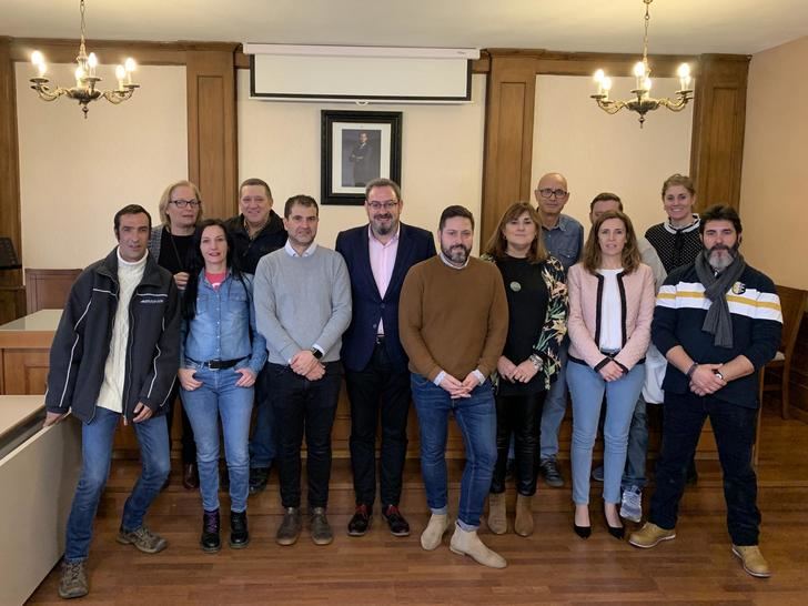 El delegado de la Junta en Guadalajara Eusebio Robles asiste a la clausura del proyecto ´Reconstruimos pueblo, acondicionamos espacios´