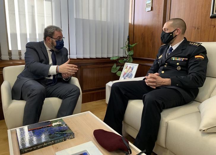 Robles recibe al nuevo jefe del Grupo Especial de Operaciones (GEO) de la Policía Nacional