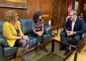 Eusebio Robles felicita a Inmaculada Haro por el reconocimiento regional que recibirá en el acto institucional del Día Internacional de las Mujeres