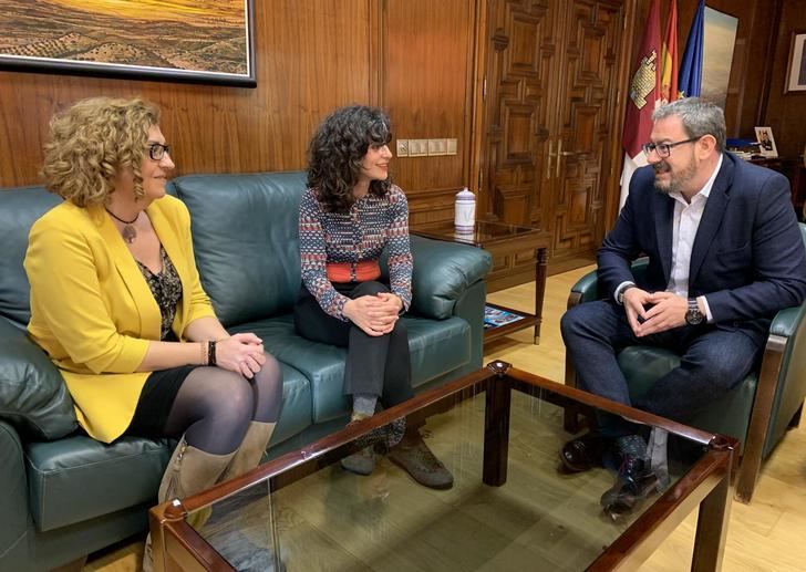 Eusebio Robles felicita a Inmaculada Haro por el reconocimiento regional que recibirá en el acto institucional del Día Internacional de las Mujeres