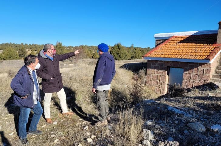 El delegado de la Junta en Guadalajara asegura el abastecimiento de agua en Torremocha del Pinar y contribuye a la rehabilitación del molino de viento de Alustante
