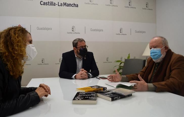 Robles mantiene un encuentro con el compositor y director briocense Jesús Villa-Rojo