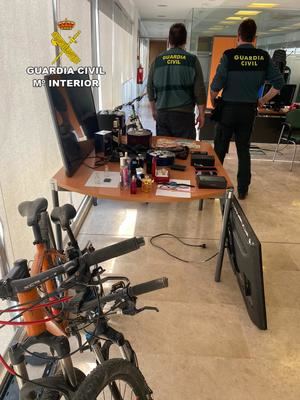 La Guardia Civil detiene a 4 personas por varios delitos de robo de joyas, art&#237;culos electr&#243;nicos, perfumes de alta gama y bicicletas en la comarca del Campo de Montiel