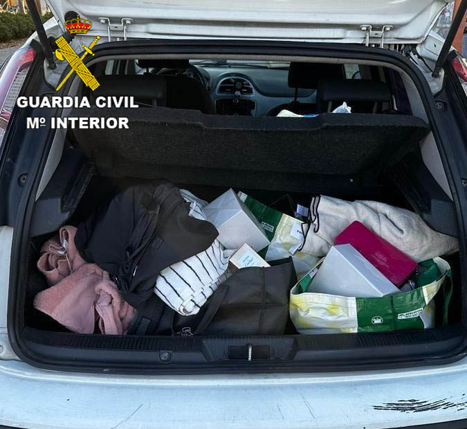 La Guardia Civil ha detenido a tres personas por un delito de hurto cuando circulaban por la A-2