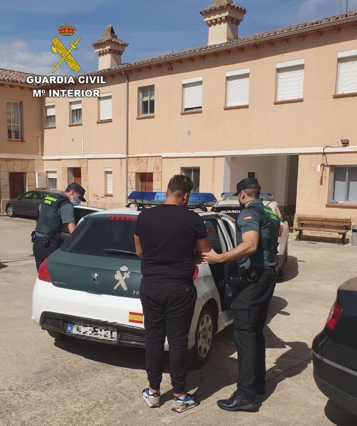 La Guardia Civil detiene a tres personas por robo en una finca agrícola de Cifuentes