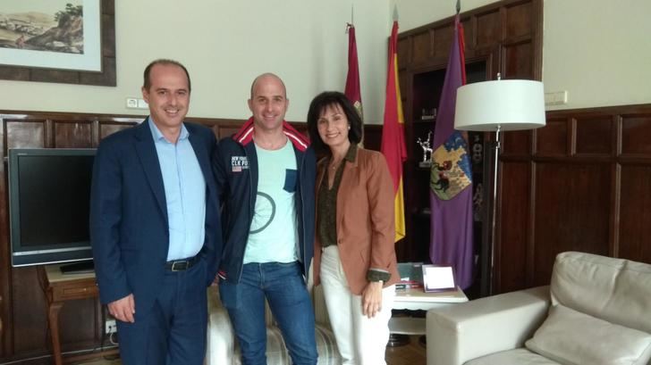 El alcalde de Guadalajara recibe al bombero, Jorge Serrano, cuyo palmarés deportivo atesora decenas de premios