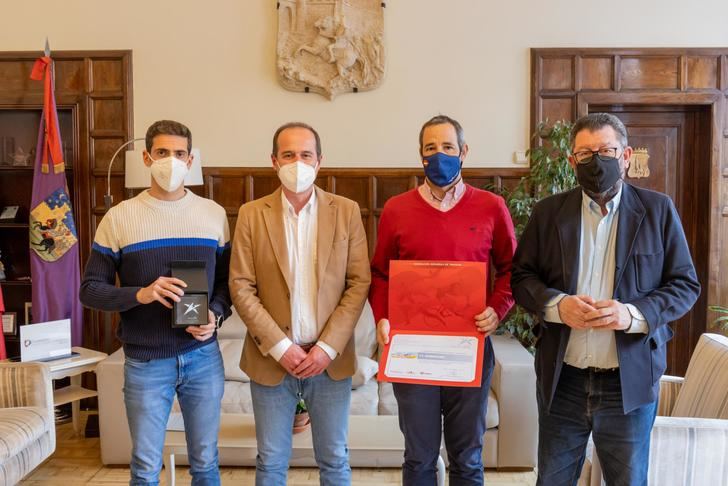 El alcalde Alberto Rojo felicita al Club Triatlón Guadalajara por el Galardón a la Excelencia a su escuela deportiva