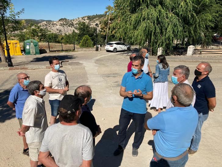El senador Antonio Román muestra su apoyo a los vecinos de Córcoles por las restricciones de agua que les impone el alcalde socialista de Sacedón