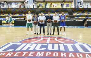 Visita del alcalde Antonio Román a los jugadores de la ACB que estos días juegan en el Multiusos de Guadalajara