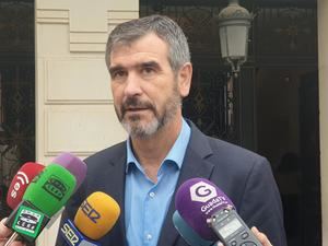 Román lamenta que las tres medidas del gobierno del socialista Alberto Rojo hayan sido subirse el sueldo, colocar a hermanos y aprobar una subida de impuestos a los guadalajareños