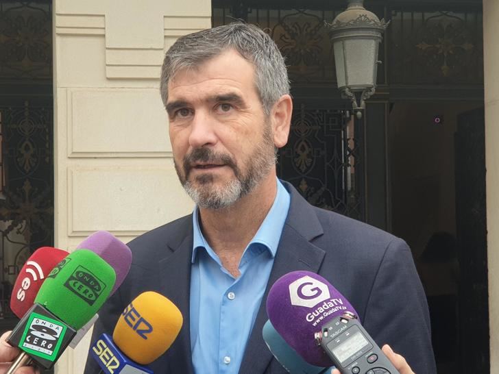 Román lamenta que las tres medidas del gobierno del socialista Alberto Rojo hayan sido subirse el sueldo, colocar a hermanos y aprobar una subida de impuestos a los guadalajareños