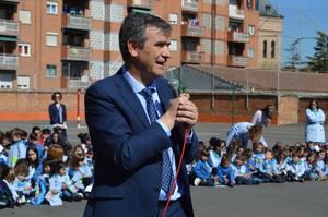 Antonio Román conoce las actividades organizadas por el colegio Maristas Champagnat dentro de su Semana Solidaria
