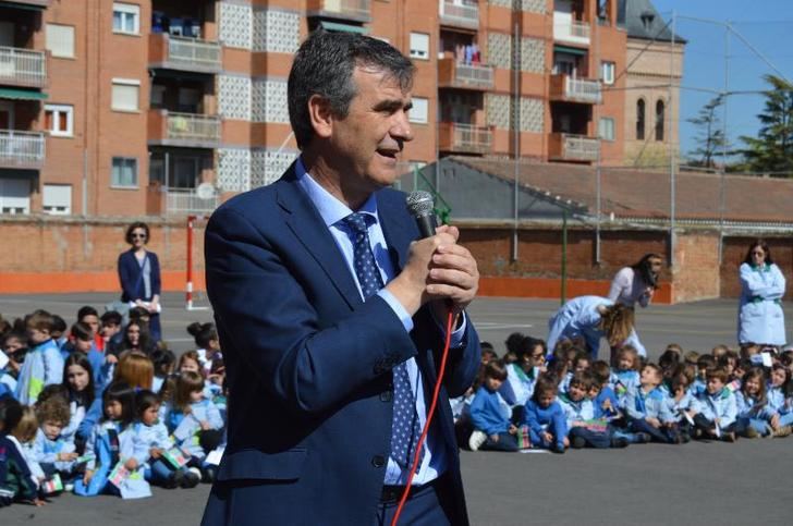 Antonio Román conoce las actividades organizadas por el colegio Maristas Champagnat dentro de su Semana Solidaria