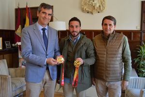 Antonio Román felicita a Emilio Mínguez por sus últimos triunfos en el Campeonato de España de Kenpo