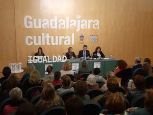Román: No debemos permitir que se presente a la mujer como frágil e inerme. Debemos luchar por la igualdad efectiva entre hombre y mujer