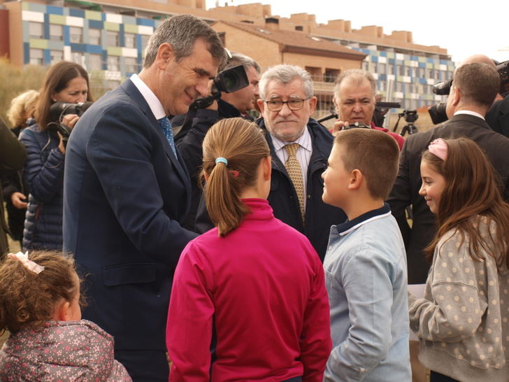 Román expresa su satisfacción por el inicio de unas obras que se han demandado durante años al gobierno de Castilla-La Mancha