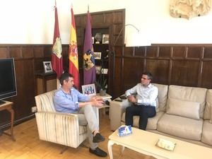 Antonio Román, alcalde de Guadalajara, y Ángel Canales, subdelegado del Gobierno, se reúnen en el Ayuntamiento
