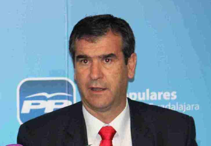 Román cree que Cospedal reúne las condiciones necesarias para presentar una candidatura a presidir el PP