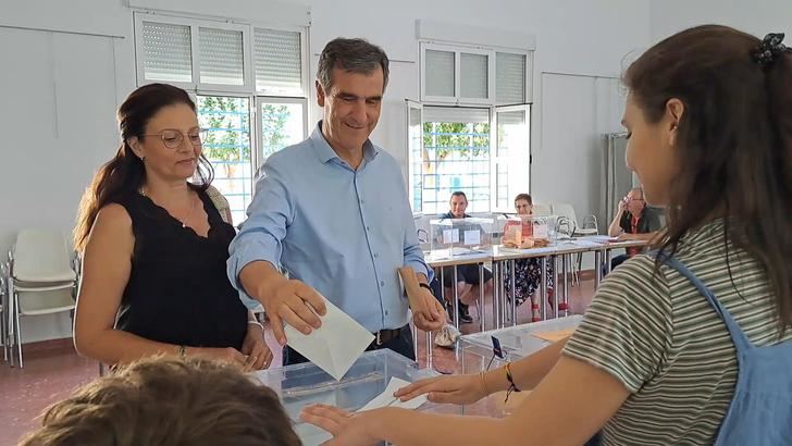 Román y Castillo votan y llaman a la 